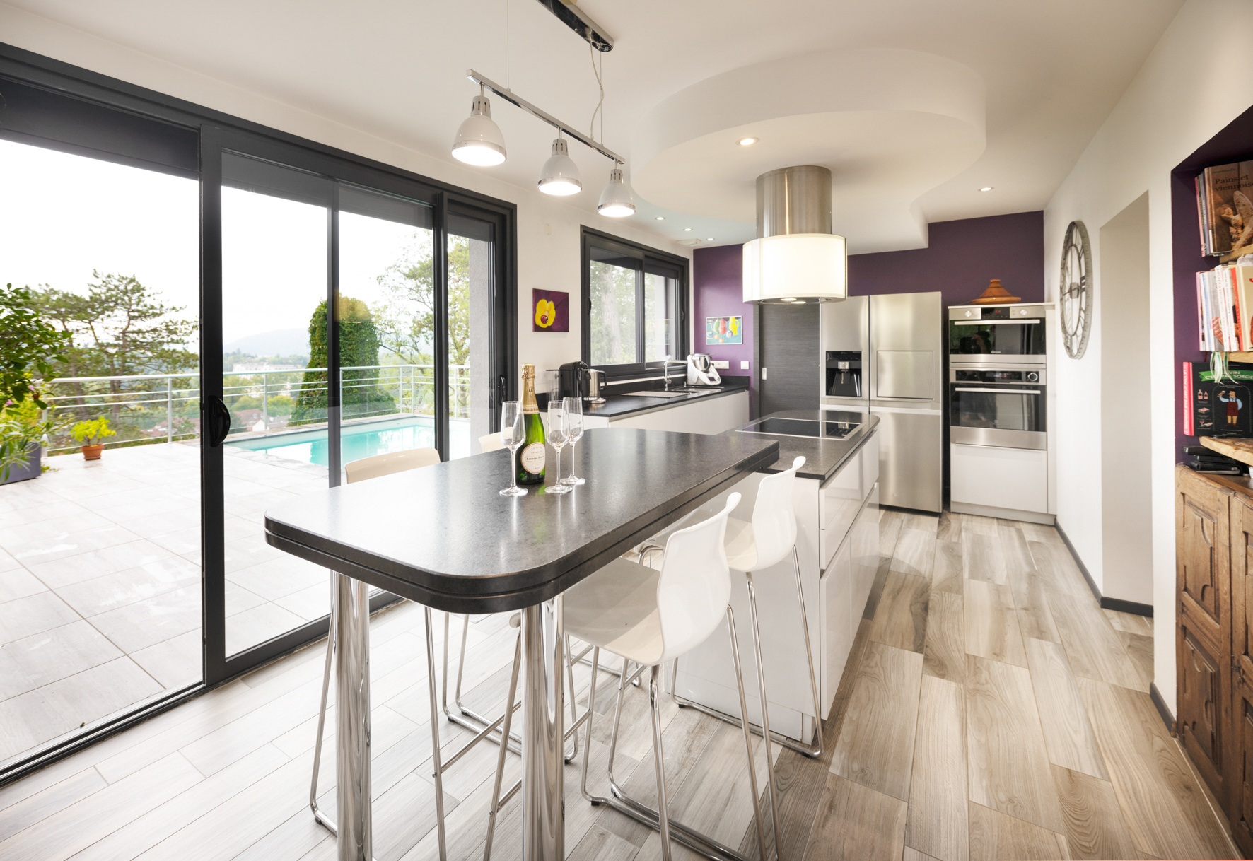 Cuisine équipée professionnelle avec vue directe sur la piscine
